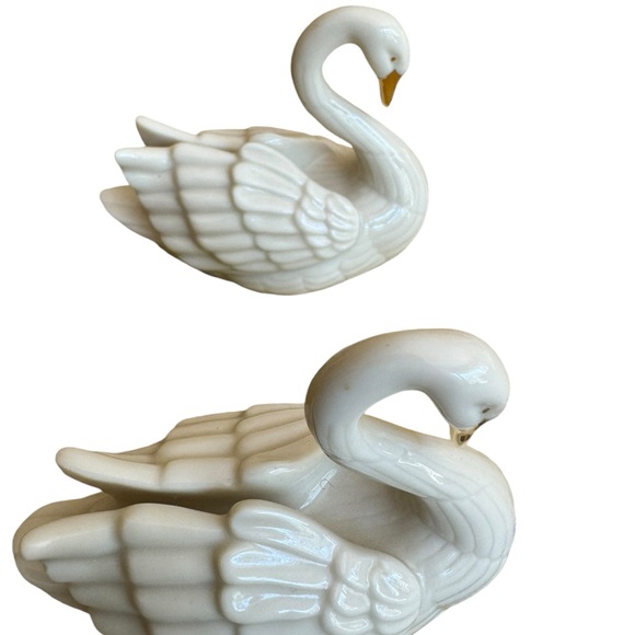 Pair of Vintage Lenox Porcelain Swan
Figurines with Gold Painted Beaks. RARE. EC - Picture 6 of 7